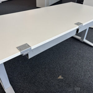 KÖNIG & NEURATH mechanisch höhenverstellbarer Schreibtisch – Bild 4