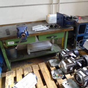 Werkbank mit Schraubstock – Bild 1