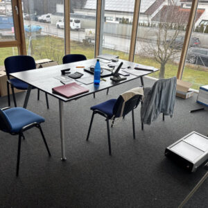 Besprechungsgruppe mit Tisch und 5 Stühlen blau/schwarz – Bild 1